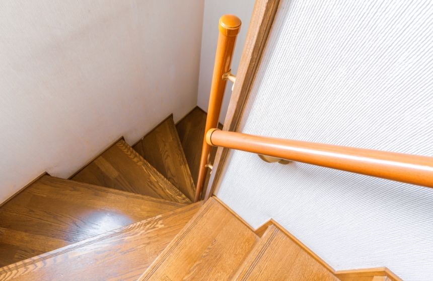 階段に手すりを